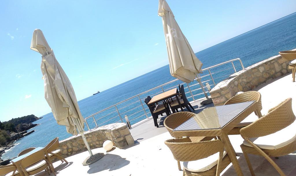 Love Live Hotel Sutomore Esterno foto