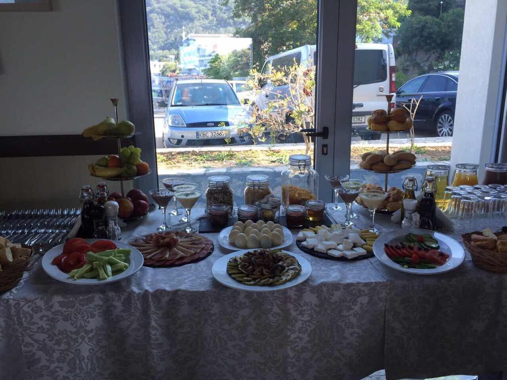 Love Live Hotel Sutomore Esterno foto