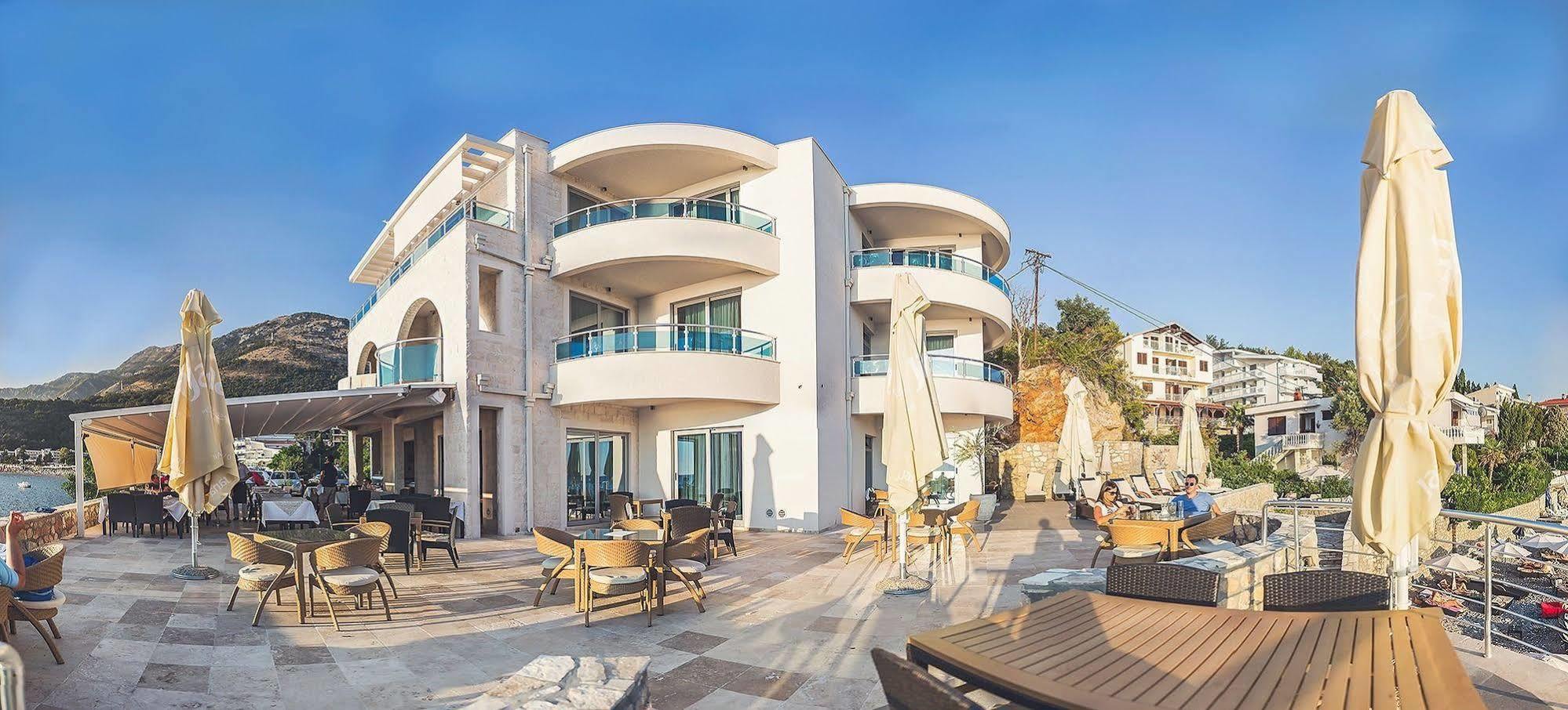 Love Live Hotel Sutomore Esterno foto