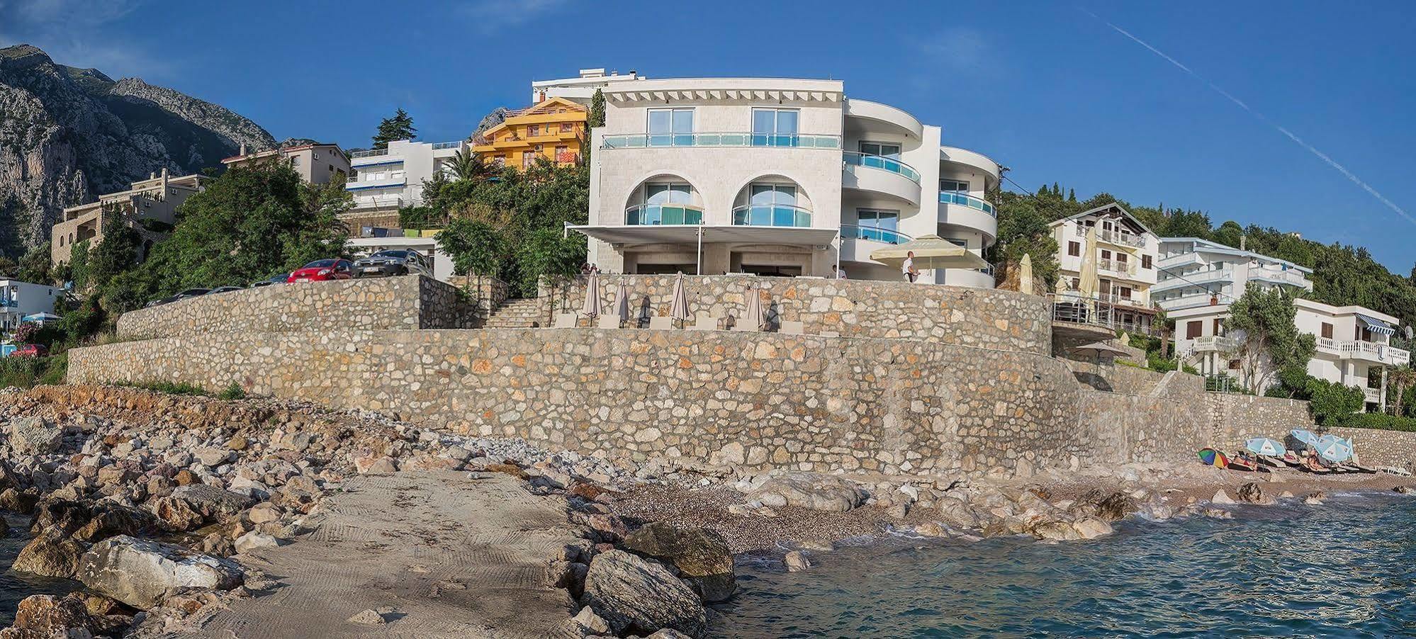 Love Live Hotel Sutomore Esterno foto