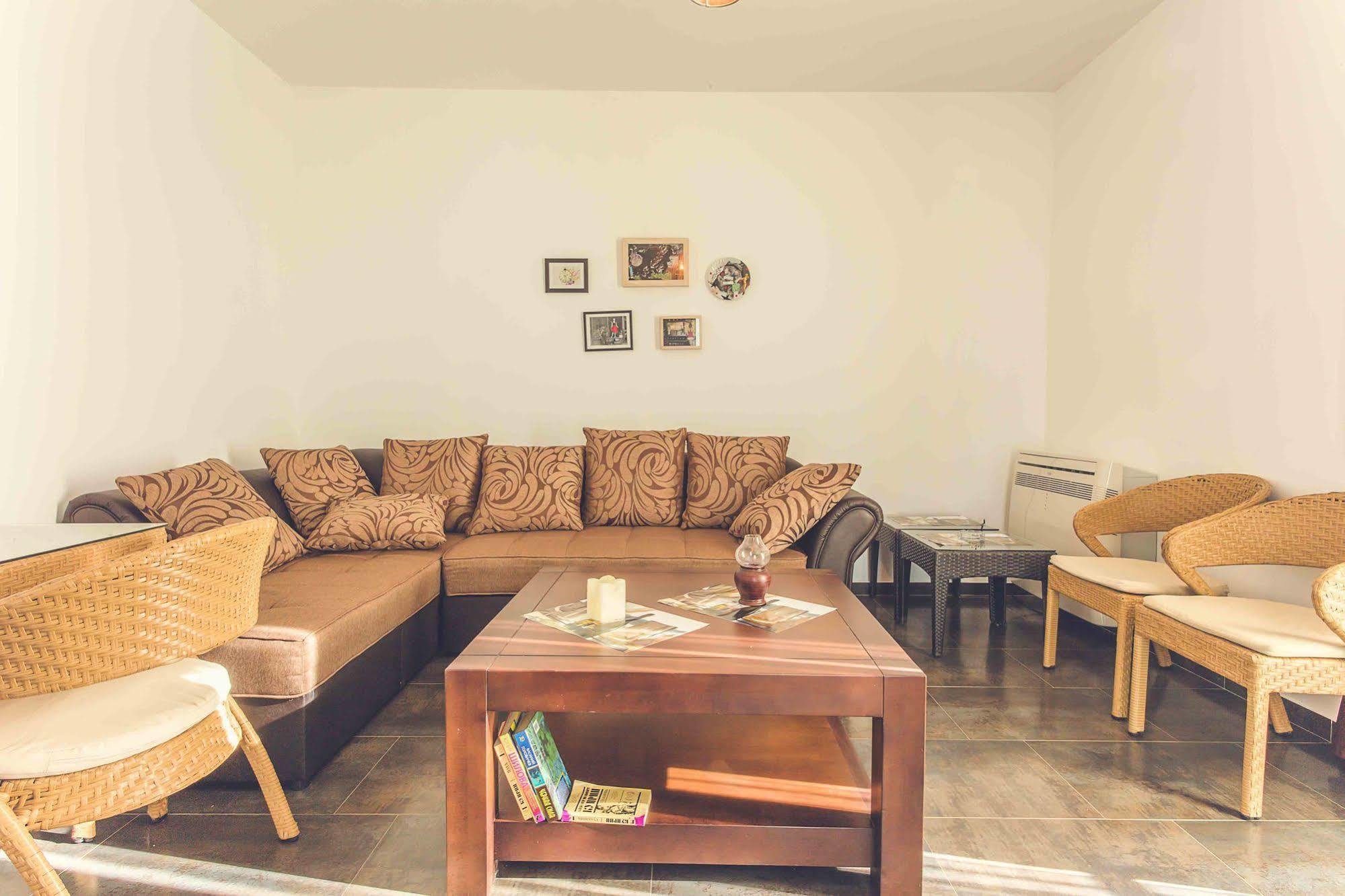 Love Live Hotel Sutomore Esterno foto